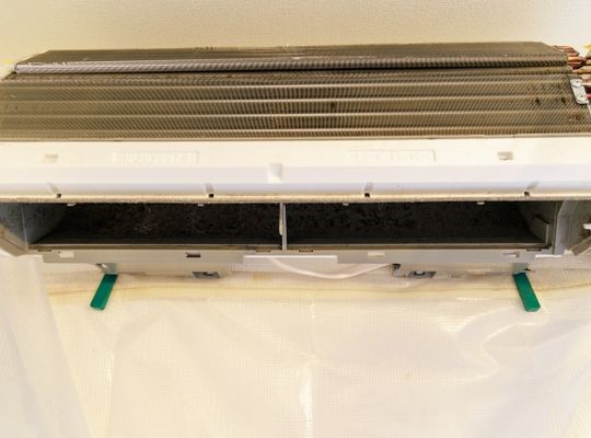 クリーニングのために分解したエアコン