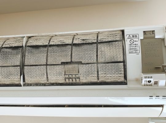 クリーニング準備中のエアコン