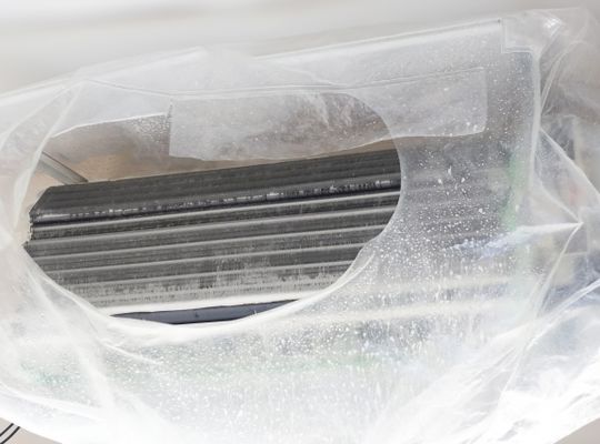 洗浄中のエアコン