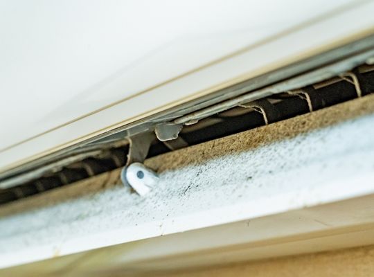 汚れが溜まったエアコン