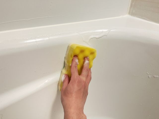 掃除中の浴室